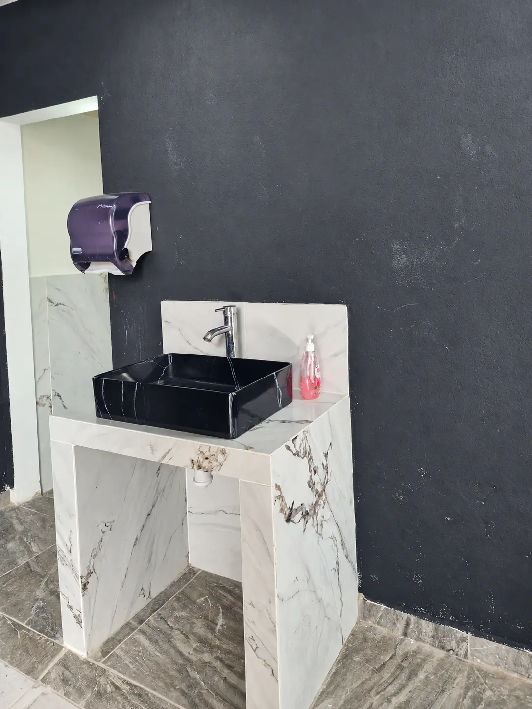 Lavamanos del área de servicios de Forte Gym