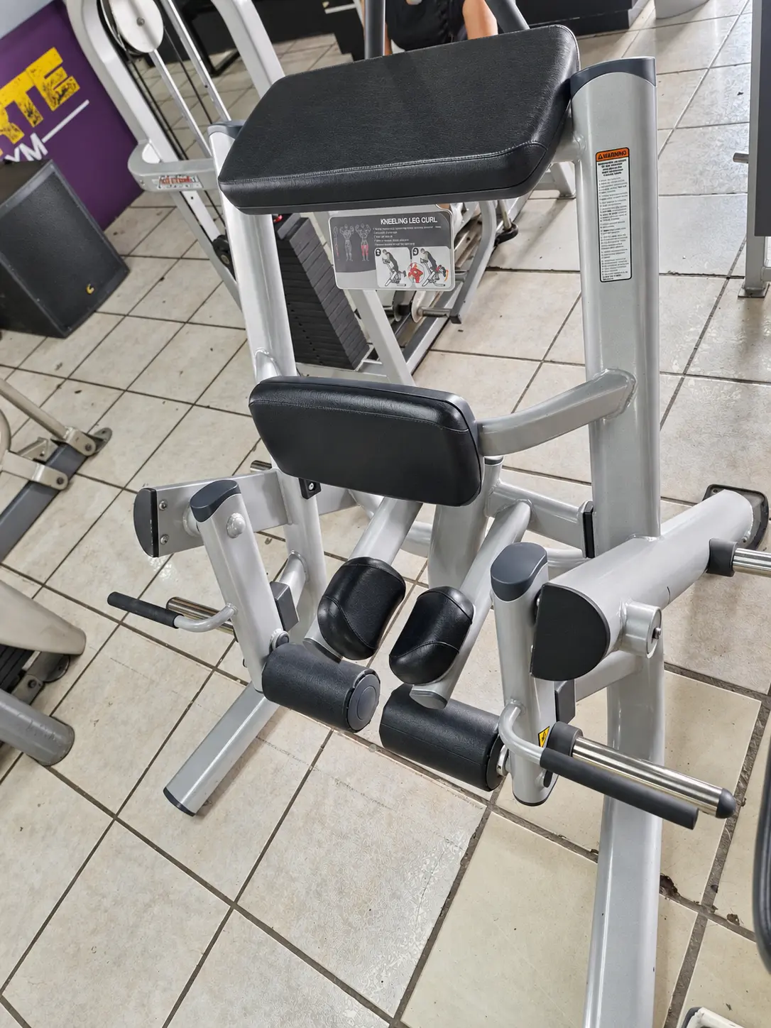 Detalle del equipo para curl femoral de rodillas