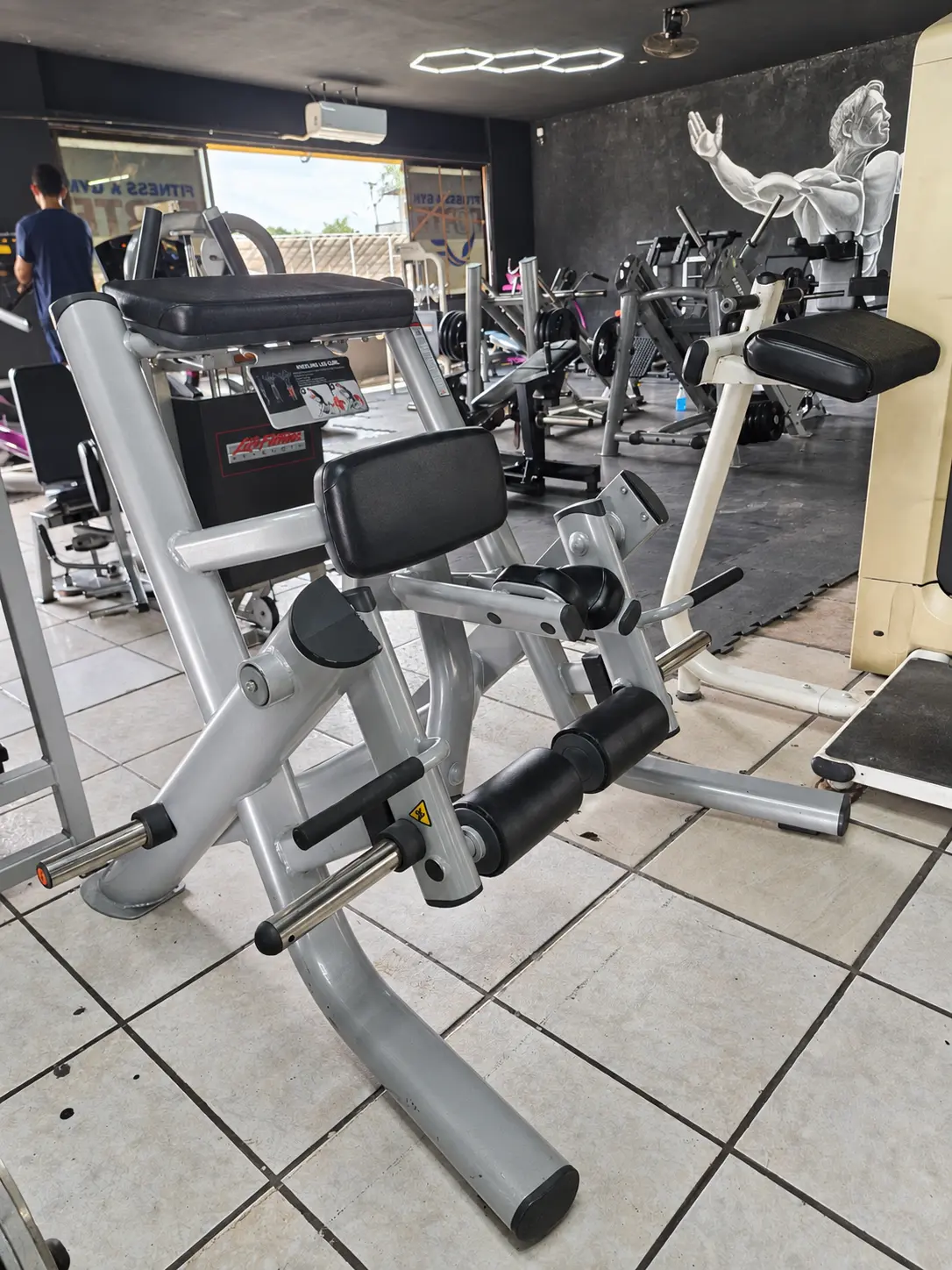 Equipo de curl femoral y vista de la zona de pierna
